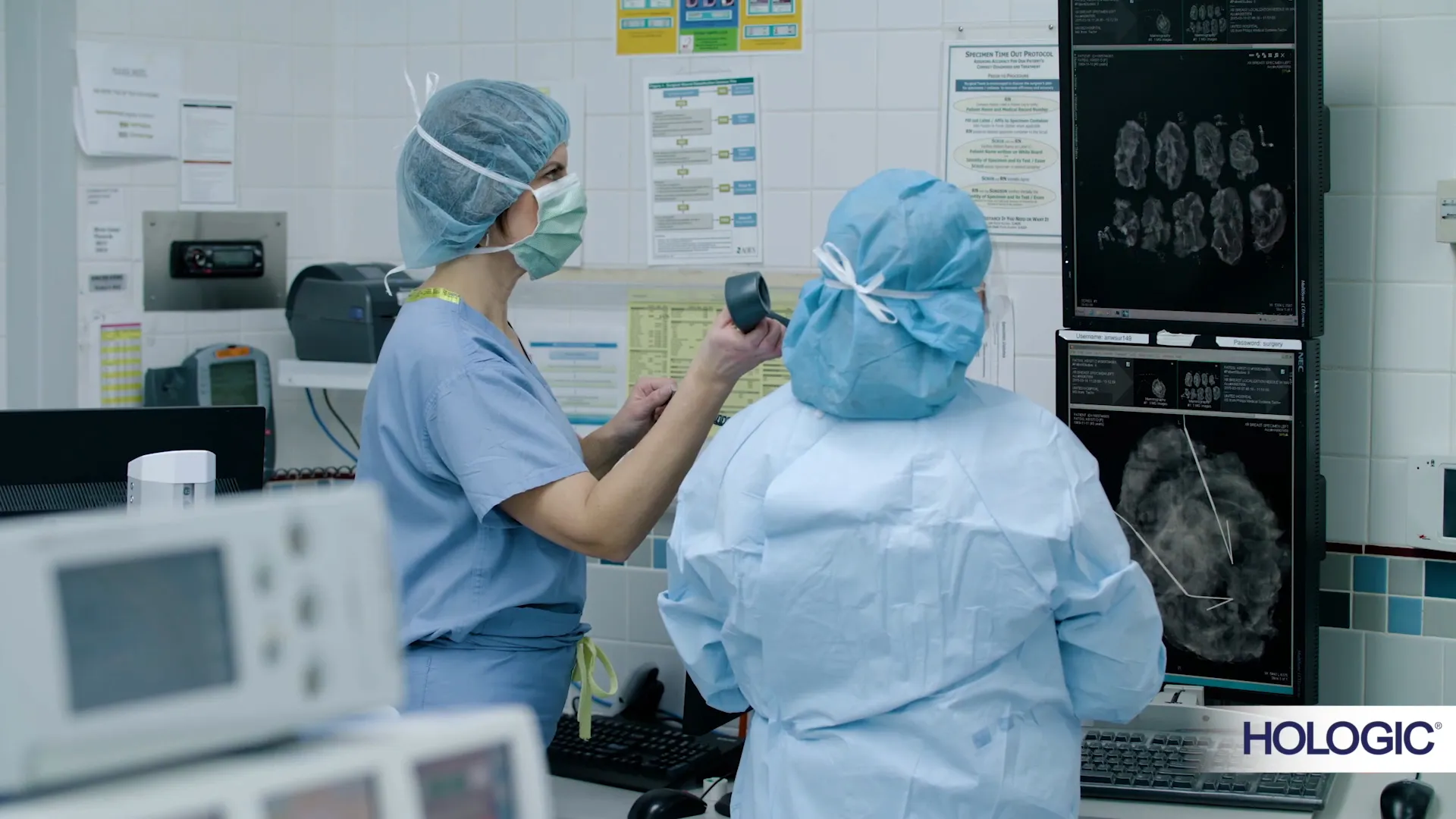 Les professionnels de la santé en tenue chirurgicale examinent les écrans d'imagerie médicale.