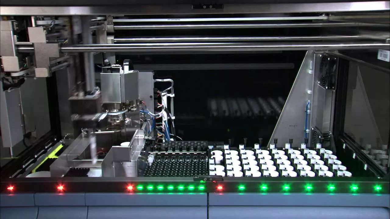 Technicienne se déplaçant dans un laboratoire.